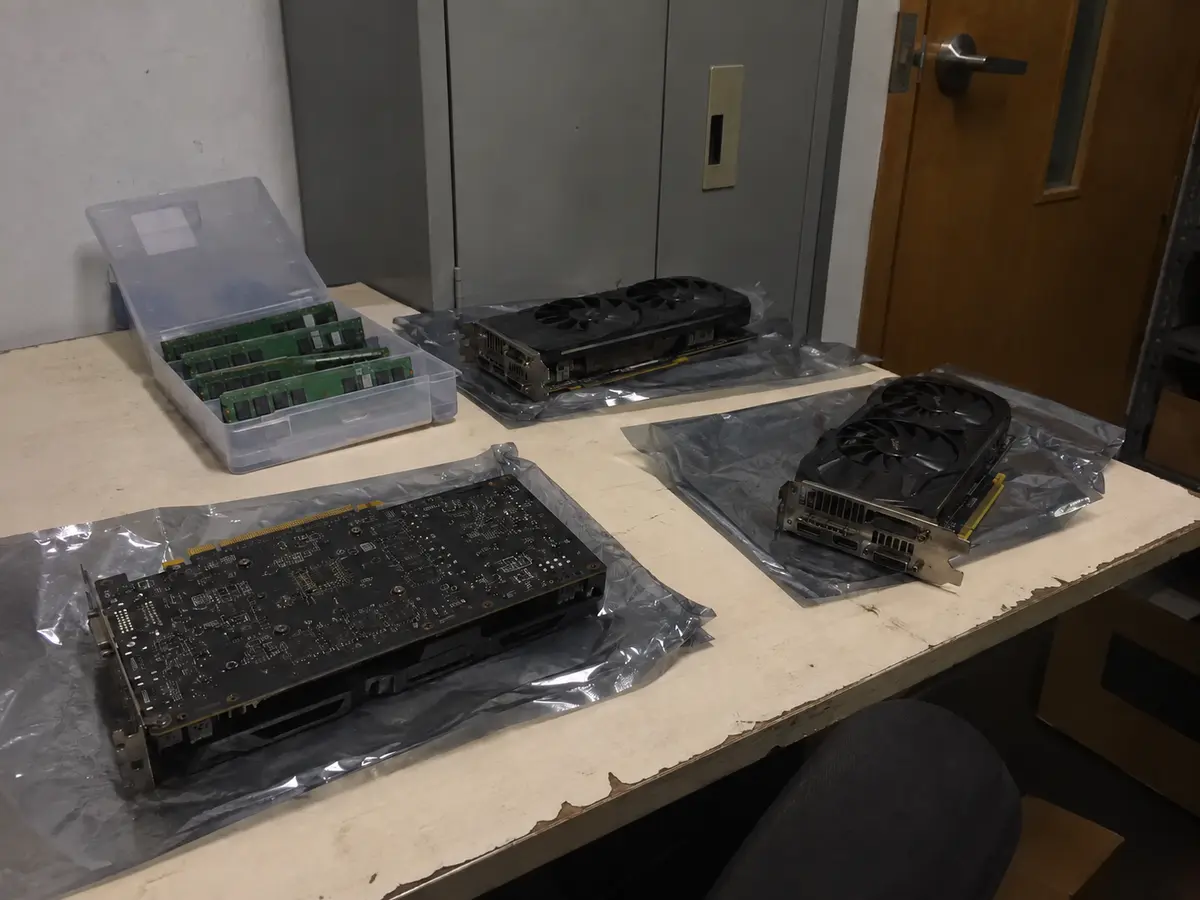 三張顯卡分置防靜電袋，記憶體放在左後方分槽盒